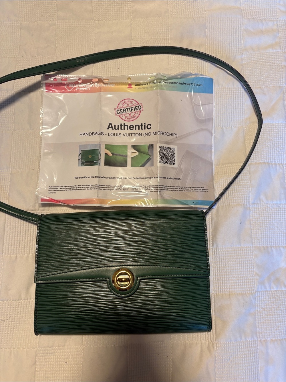Louis Vuitton EPI Green Crossbody Bag with Gold Clasp. Comes with COA. In GUC - Picture 4 of 15